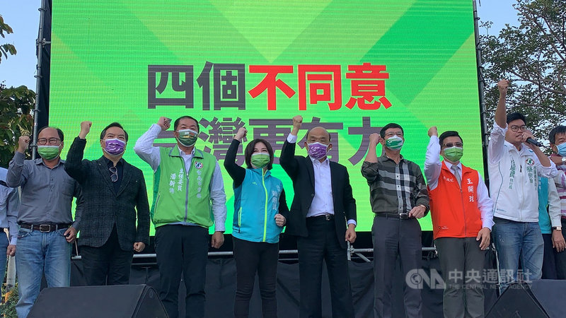 4大公投18日將投票,行政院長蘇貞昌(左5)4日到台南市新營區參與公投說明會,全力為公投宣講,強調只有4個不同意,台灣才能走出國際。中央社記者張榮祥台南攝 110年12月4日