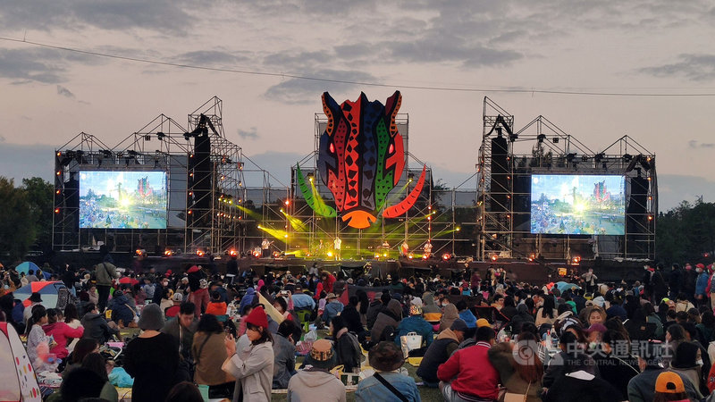 原住民族委員會主辦2021 Taiwan PASIWALI Festival 原住民族音樂節,4日在台東森林公園熱情開唱,現場大批民眾席地而坐,開心享受這場音樂盛宴。中央社記者盧太城台東攝 110年12月4日
