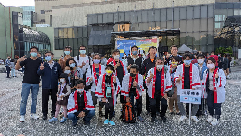 高雄城市盃全國龍舟錦標賽4日在愛河水域熱鬧登場,日本台灣交流協會高雄事務所長加藤英次(前右3)也首度體驗划龍舟。中央社記者曾以寧攝 110年12月4日