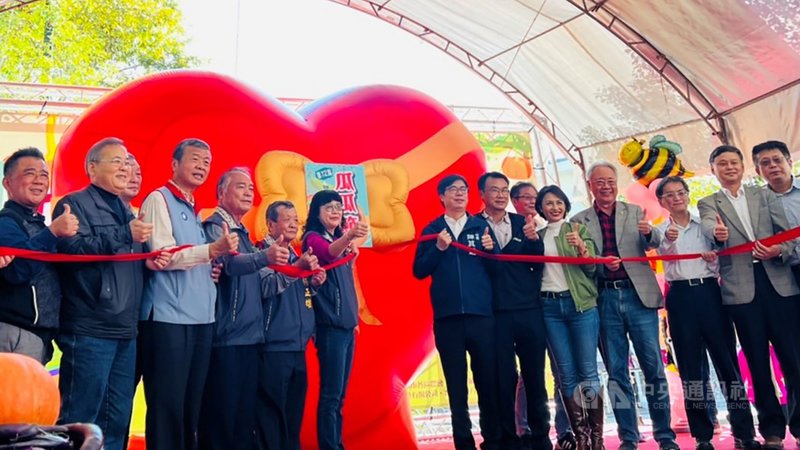 高雄市第12屆杉林瓜瓜節4日熱鬧登場,農委會主委陳吉仲(前右6)、高雄市長陳其邁(前右7)等人出席,共同啟動瓜瓜節。(高雄市政府提供)中央社記者曾以寧傳真 110年12月4日