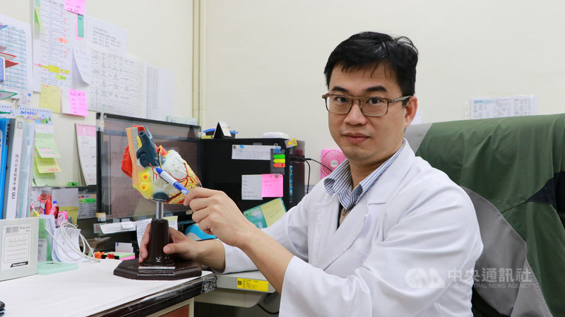 陽明交大生物醫學工程學系教授鍾次文、台北榮總心臟內科主治醫師胡瑜峰(圖)帶領團隊開發研究,將蠶絲純化製成蠶絲蛋白凝膠,注射到小鼠心臟後,證實可讓原本不會跳動的心肌細胞,轉換為可放電跳動的起搏器節律細胞。(陽明交大提供)中央社記者陳至中傳真 110年12月4日