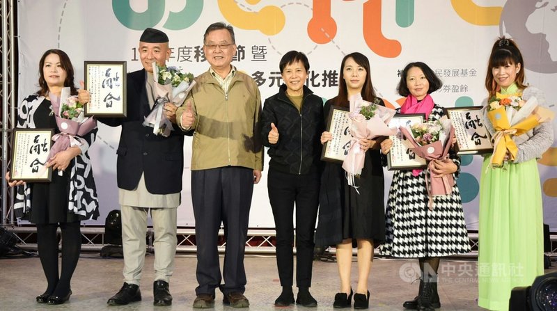 澎湖縣政府移民節暨多元文化推廣活動4日在馬公西衛活動中心舉行,縣長賴峰偉(左3)表示,澎湖現有1900名新住民,期許新住民將澎湖當成第2個故鄉,融入在地生活。(澎湖縣政府提供)中央社 110年12月4日