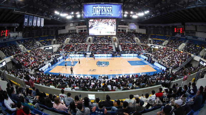 台灣職籃聯盟P. LEAGUE+ 新球季開幕戰4日在台北登場,由台北富邦勇士隊主場迎戰福爾摩沙台新夢想家隊,共吸引6788名球迷進場觀賽應援。中央社記者張新偉攝 110年12月4日