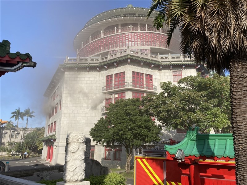 台北市南海路的台北當代工藝設計分館3日下午發生火警,警消到場發現3樓冒濃煙。(讀者提供)