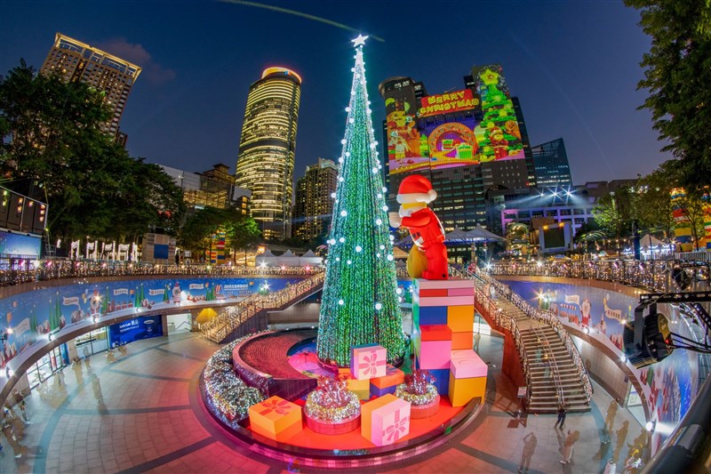 新北市府衝高COVID-19疫苗接種涵蓋率,5日下午2時將在市府2樓設置大型節慶活動疫苗接種站,提供施打莫德納疫苗。(圖取自facebook.com/ntctour)