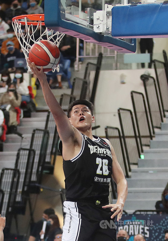 台灣職籃聯盟P. LEAGUE+第2季賽事4日在台北和平籃球館正式登場,開幕首戰由福爾摩沙台新夢想家隊擊敗台北富邦勇士隊,其中夢想家李德威(持球者)共拿下10分5籃板。中央社記者張新偉攝 110年12月4日