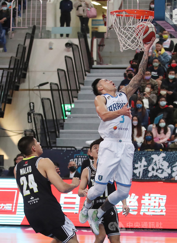 P. LEAGUE+職籃聯盟(簡稱PLG)4日在台北和平籃球館舉行新球季開幕戰,主場台北富邦勇士隊張宗憲(白衣)強攻對手、福爾摩沙台新夢想家隊禁區搶分。中央社記者張新偉攝 110年12月4日