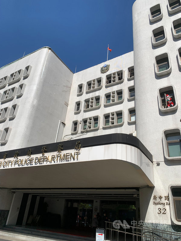 2021新北歡樂耶誕城已點燈開城,將持續至2022年1月2日,新北市警察局今年也別出心裁,在警局大樓3樓窗外擺放耶誕老人玩偶,散播歡樂氣氛。(新北市警察局提供)中央社記者沈佩瑤傳真 110年12月4日