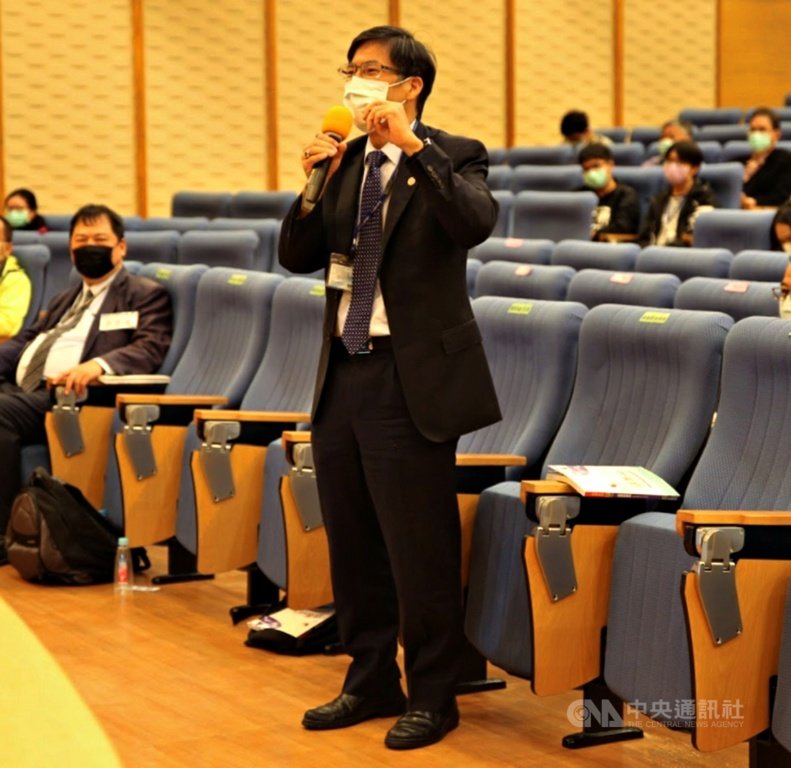 高雄醫學大學3日舉辦「新冠肺炎防疫-公共衛生的觀點」研討會,高雄醫學大學董事長陳建志(前右)與現場專家學者交流。(高雄醫學大學提供)中央社記者曾以寧傳真 110年12月4日
