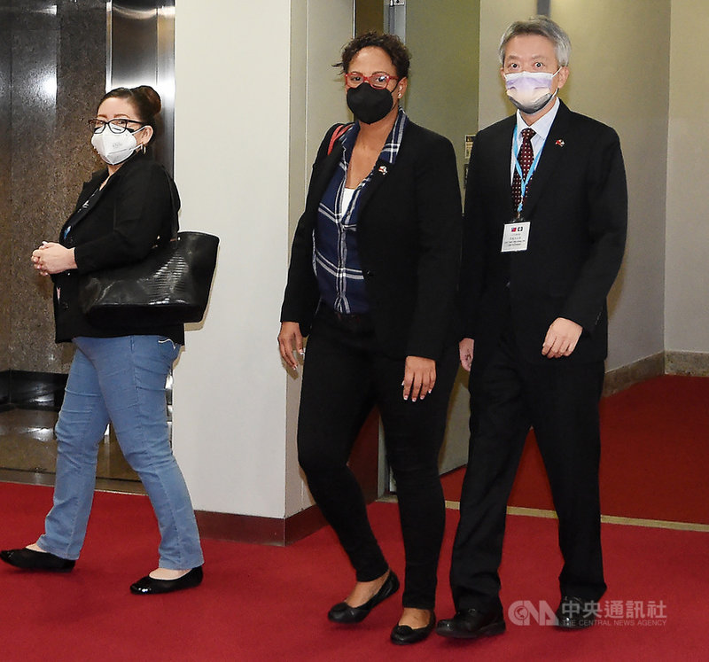 台灣友邦貝里斯國會眾議院議長伍姿(Valerie Woods)(中)結束訪台行程,4日晚間從桃園國際機場搭乘長榮航空班機離台。中央社記者葉臻攝 110年12月4日