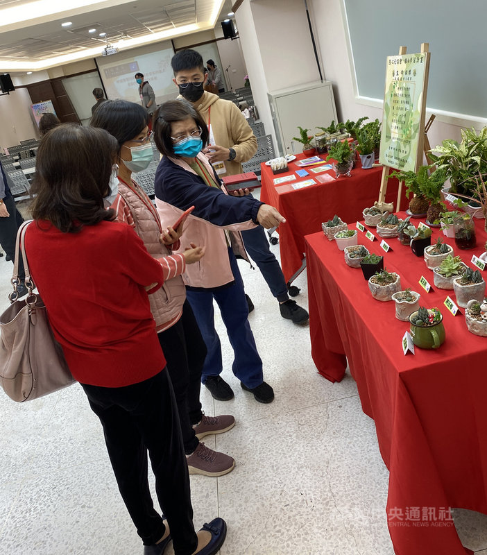 台中市社會局推動「大人讀冊去,銀向學習計畫」,開放民間申辦多元課程,圓心元協會承接推動,分別和國家公共資訊圖書館、中國廣播公司台灣廣播電台及幸福花園合作推出主題課程,4日在大墩文化中心舉辦成果展。(台中市社會局提供)中央社記者趙麗妍傳真 110年12月4日