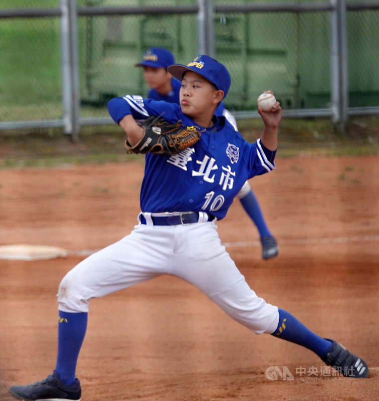 2021第9屆花蓮台彩威力盃全國少棒賽台北市隊勇闖冠軍戰,陣中沈立宸(前)4日受訪自評本屆賽事投打表現都不算很好,相對來說打擊狀況比較好,有一場比一場更好的感覺,冠軍賽會以平常心面對。中央社記者謝靜雯攝 110年12月4日