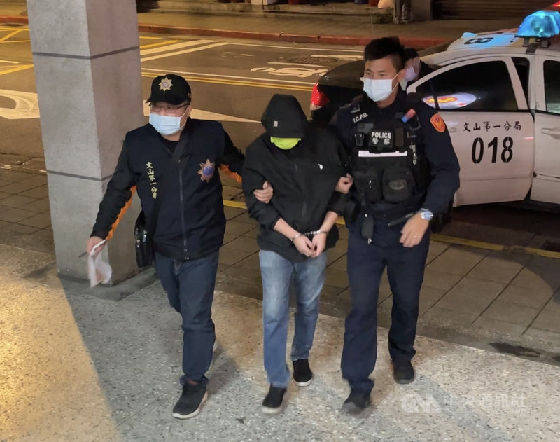 就讀台北市某大學四年級的馬來西亞籍女學生3日疑遭一名男子性騷擾,警方事後調監視畫面掌握犯嫌身分,3日晚間報請檢方指揮偵辦,4日凌晨循線逮捕涉案32歲林姓男子到案。(翻攝畫面)中央社記者劉建邦傳真 110年12月4日