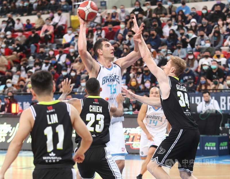 台灣職籃聯盟P. LEAGUE+新球季展開,4日進行開幕戰,主場台北富邦勇士終場以108比111吞敗,勇士洋將德古拉(Samuel Deguara)(持球者)繳出30分20籃板的精彩表現也無用。中央社記者張新偉攝 110年12月4日