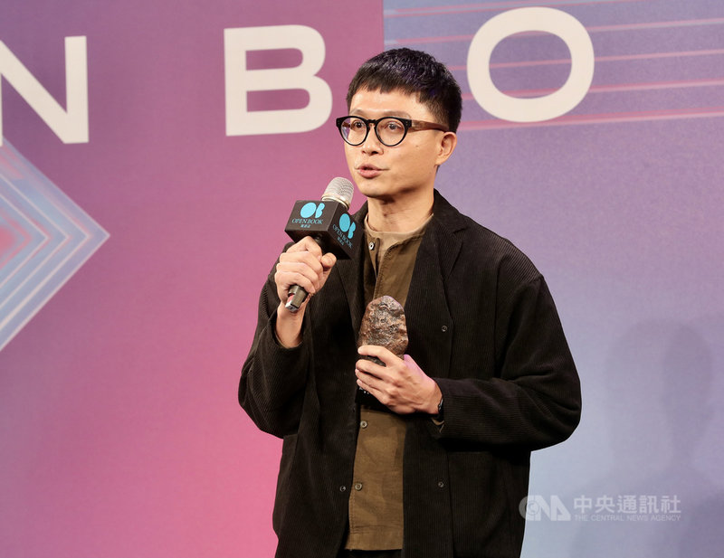 2021 Openbook好書獎4日在台北西門紅樓舉行頒獎典禮,插畫家川貝母以圖文畫冊「成為洞穴」,榮獲年度中文創作肯定。中央社記者張皓安攝 110年12月4日