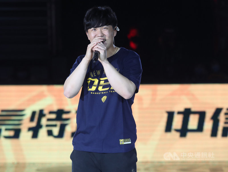 中職中信兄弟隊江坤宇(圖)在今年球隊封王後忍不住落淚,他5日表示,因為想到第3戰短打失敗,最後陳子豪敲出3分砲奪勝,讓他感受到團隊的感覺,大家可以一起拿下勝利。中央社記者張新偉攝 110年12月5日