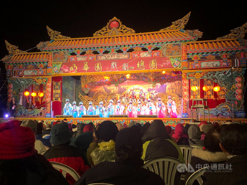 台東池上米正收冬,地方上各宮廟合力籌措經費請大戲酬神,今年邀請明華園戲劇總團演出,4日晚間登場,將連演2天,池上鄉熱鬧滾滾。(池上鄉公所提供)中央社記者李先鳳傳真 110年12月5日