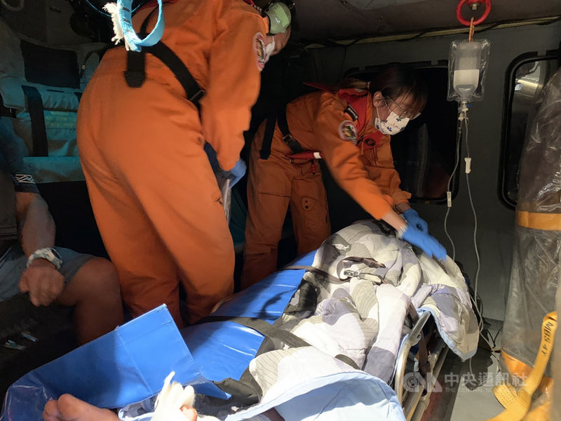 台東蘭嶼施姓男子4日晚間騎機車與自小客車發生對撞意外,施男經蘭嶼衛生所診斷評估後,申請空勤後送,空勤直升機搭載傷患及家屬共2人上機後,5日凌晨抵達台東機場,交由救護人員轉送醫院後續治療。(空勤總隊第三大隊提供)中央社記者李先鳳傳真 110年12月5日