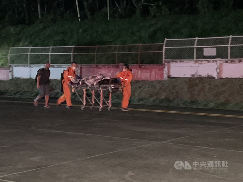 台東蘭嶼施姓男子4日晚間因車禍休克,經蘭嶼衛生所診斷評估後申請空中醫療後送返台就醫,空勤直升機5日凌晨抵達台東機場,轉由消防救護人員送醫院救治。(空勤總隊第三大隊提供)中央社記者李先鳳傳真 110年12月5日