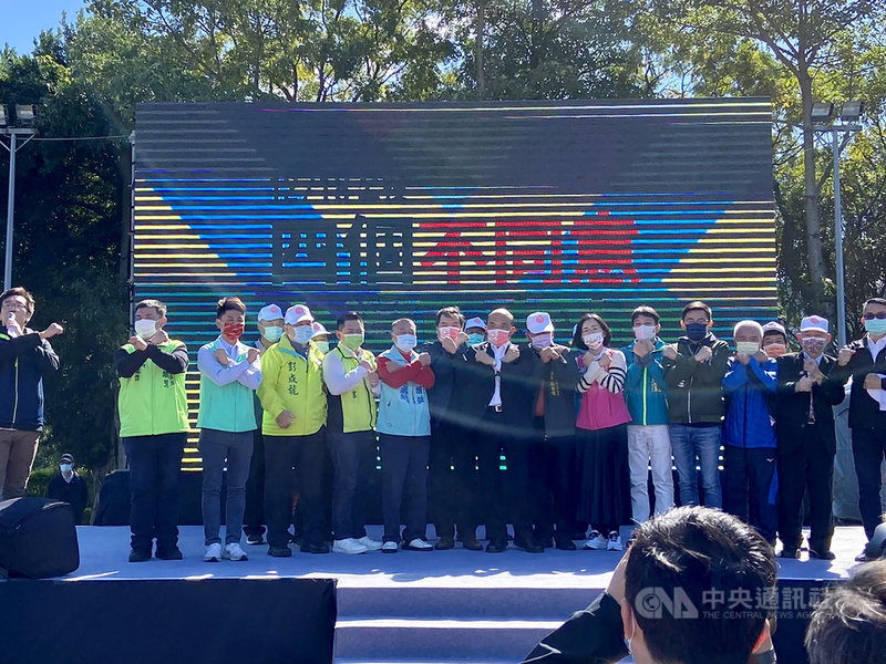 行政院長蘇貞昌(前排右8)5日出席「四個不同意,台灣更有力!」公投說明會,高喊四個不同意。中央社記者陳俊華攝 110年12月5日