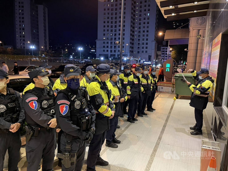 台中市警察局第六分局3日晚間至4日凌晨,執行「除暴安民專案」,針對營業場所、路邊臨檢,共計查獲1名通緝犯、5件違反菸害防制法及1件無照駕駛案件,均依法移送或裁處。(警方提供)中央社記者蘇木春傳真 110年12月5日