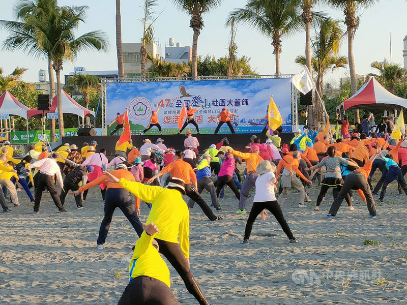 全國登山社團大會師在高雄旗津海岸公園熱鬧展開,吸引破萬人報名,5日早上眾人一起暖身後,兵分9路前往登山,盼藉此交流登山知識與技術。(民眾提供)中央社記者曾以寧傳真 110年12月5日