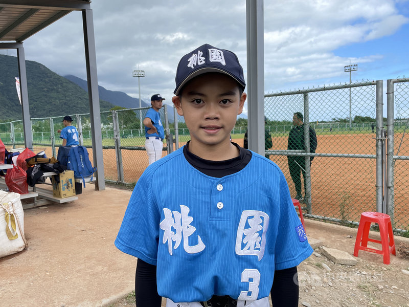 台彩威力盃少棒賽桃園市隊強打張睿哲(圖)埋伏第9棒,5日冠軍戰敲出關鍵二壘打,幫助球隊擊退台北市隊奪冠,賽會打擊率高達5成33、拿下打擊獎第一名,也是總教練紀順彬口中的「隱藏MVP」。中央社記者謝靜雯攝 110年12月5日