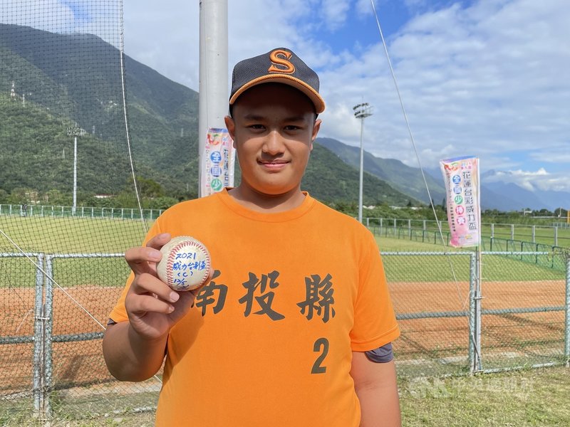 2021年花蓮台彩威力盃全國少棒賽季軍戰,南投縣隊全灑儒(圖)5日關鍵3分砲帶起氣勢,幫助球隊拿勝,拿下全壘打獎、打擊獎第3名。中央社記者謝靜雯攝 110年12月5日