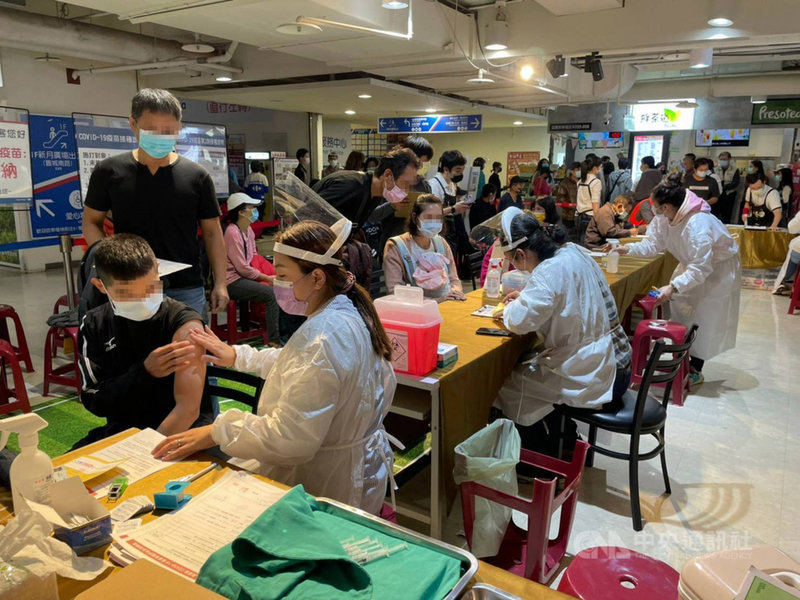 宜蘭縣政府與家樂福宜蘭店合作,5日在賣場開設疫苗接種站,原定下午2時開始,因民眾排隊踴躍提前半小時開打,截至下午5時結束,共有158人完成疫苗接種。(宜蘭縣政府衛生局提供)中央社記者王朝鈺傳真 110年12月5日