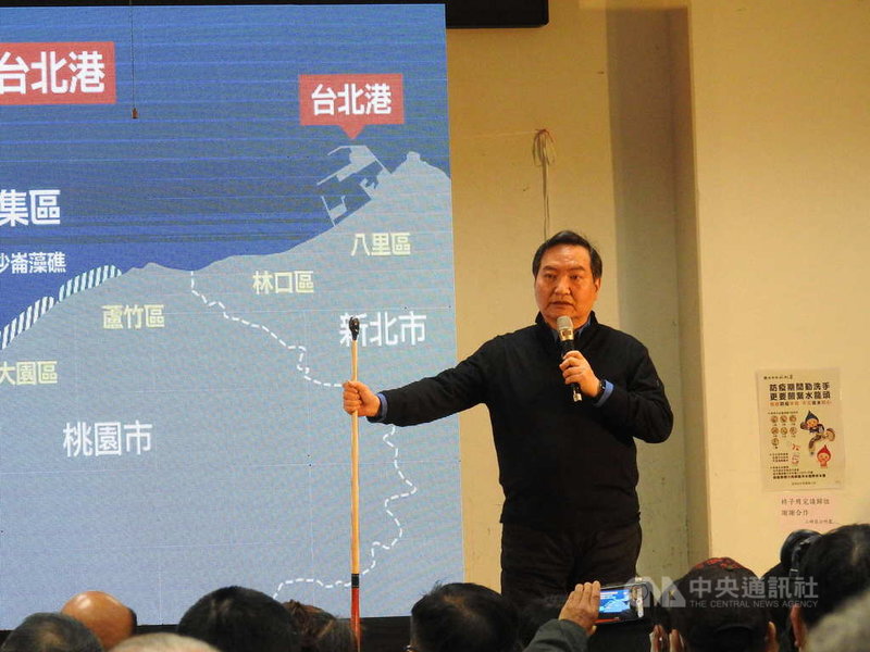 行政院發言人羅秉成(圖)5日陪行政院長蘇貞昌到新北三峽公投宣講時,首度接棒進行說明,羅秉成笑說這是他的處女秀,一定要拿撞球桿的「神器」才會更有說服力。中央社記者王鴻國攝 110年12月5日