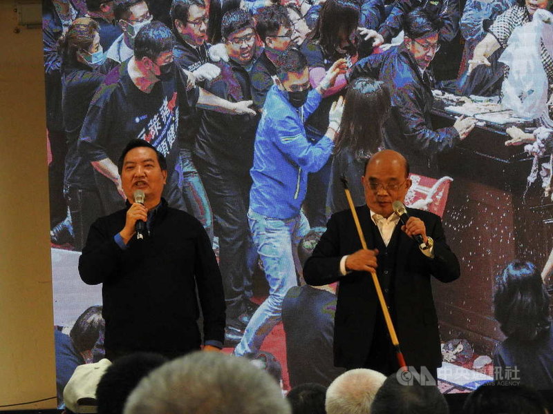行政院發言人羅秉成(左)5日首度接棒進行公投宣講,接下行政院長蘇貞昌(右)的撞球桿,羅秉成表示,用這個「神器」讓他的處女秀更有說服力,呼籲大家公投時投4個不同意。中央社記者王鴻國攝 110年12月5日