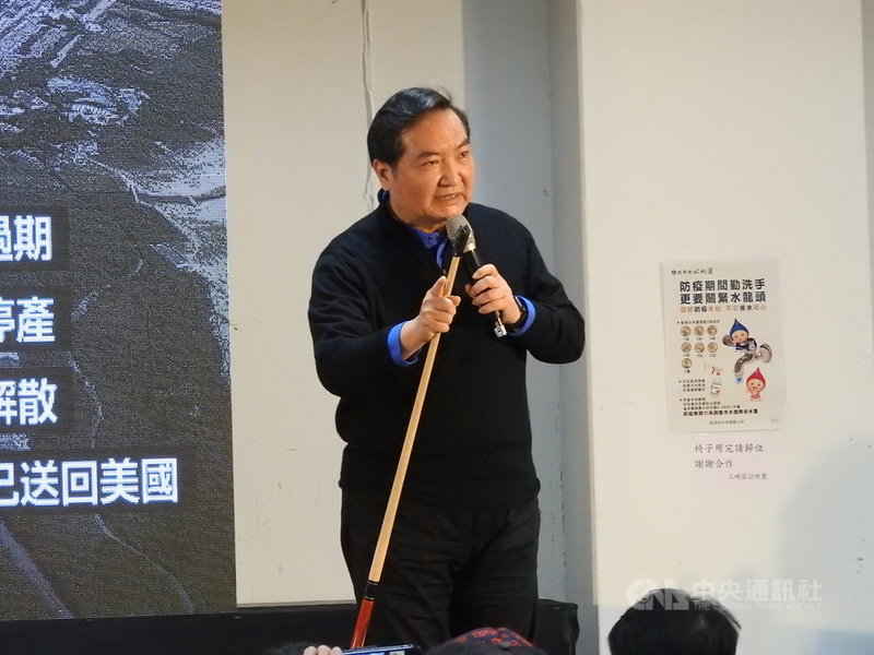 行政院發言人羅秉成(圖)5日接下行政院長蘇貞昌的撞球桿進行公投宣講,羅秉成笑說這是他的處女秀,呼籲大家4個公投案都要投不同意。中央社記者王鴻國攝 110年12月5日