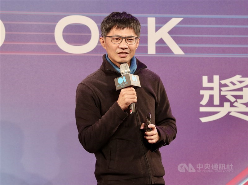 2021 Openbook好書獎4日在台北舉行頒獎典禮,作家甘耀明所著小說「成為真正的人」以「三叉山事件」史實為基底,獲年度中文創作肯定,他受獎後發表感言。中央社記者張皓安攝 110年12月4日