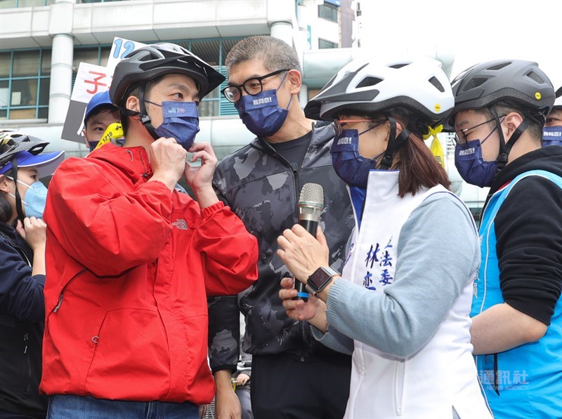 國民黨副主席連勝文(前左2)、國民黨立委蔣萬安(前左1)等人5日出席「騎心同意.愛台公投大安行」公投宣講活動。中央社記者謝佳璋攝 110年12月5日
