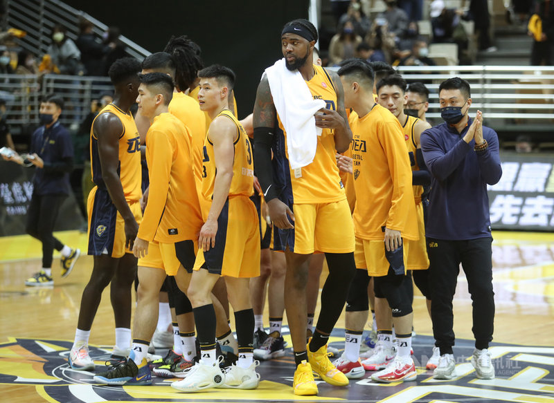 台灣職業籃球聯盟T1 League新北中信特攻(黃衣)5日以69比87不敵高雄全家海神,本季首勝還未開張。中央社記者張新偉攝 110年12月5日