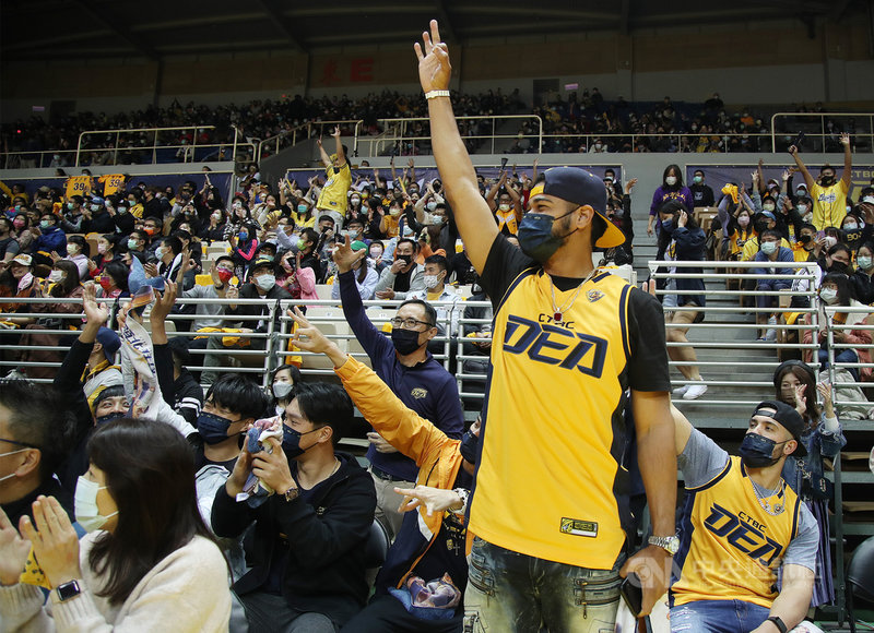 台灣職業籃球聯盟T1 League新北中信特攻隊5日在主場新莊體育館與高雄全家海神比賽,邀請中職中信兄弟選手到場觀看賽事,中信兄弟洋將羅傑斯(站立者)融入比賽節奏,隨著特攻隊選手表現站起來應援。中央社記者張新偉攝 110年12月5日