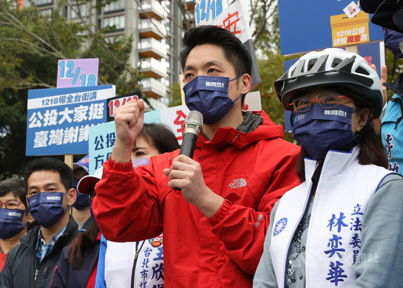 國民黨立委林奕華(右1)、蔣萬安(右2)等人5日出席「騎心同意大安行」公投宣講活動,呼籲大家12月18日站出來投下同意票,捍衛食安及健康。中央社記者謝佳璋攝 110年12月5日