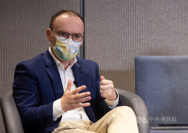 面對中國試圖以經貿手段影響立陶宛內政,立陶宛國會友台小組主席馬爾德基斯(Matas Maldeikis)接受中央社專訪強調,立陶宛當然不會退縮。中央社記者謝佳璋攝 110年12月5日