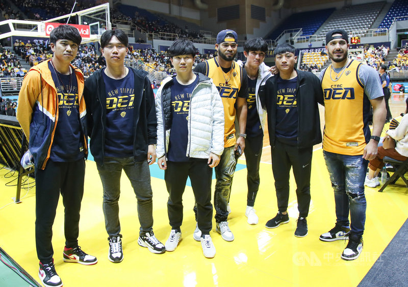 台灣職業籃球聯盟T1 League新北中信特攻隊5日在主場新莊體育館與高雄全家海神比賽,邀請中職中信兄弟選手到場觀看賽事。中央社記者張新偉攝 110年12月5日