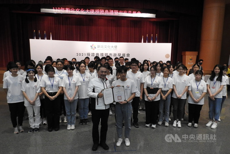 新北市舉辦第1屆文化大使活動,共415人參與,歷經各項培訓選拔,最後僅89人通過考驗。新北市政府文化局5日舉辦文化大使授證典禮,市長侯友宜(前左)為89名年輕學子授證。中央社記者王鴻國攝 110年12月5日
