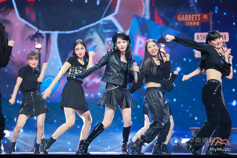 韓國年度音樂盛事2021 Melon Music Awards(MMA)4日晚間頒獎,歌手IU(中)在頒獎典禮上表演3首歌,並摘下5項大獎。(MyMusic提供)中央社記者王心妤傳真 110年12月5日