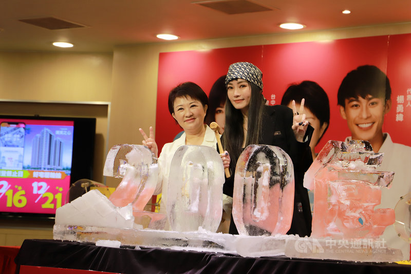 台中市政府舉辦的台中購物節活動,登錄消費金額突破新台幣240億元,台中市長盧秀燕(左)5日與活動代言人藝人謝金燕(右),共同抽出2名百萬現金獎得主。中央社記者蘇木春攝 110年12月5日