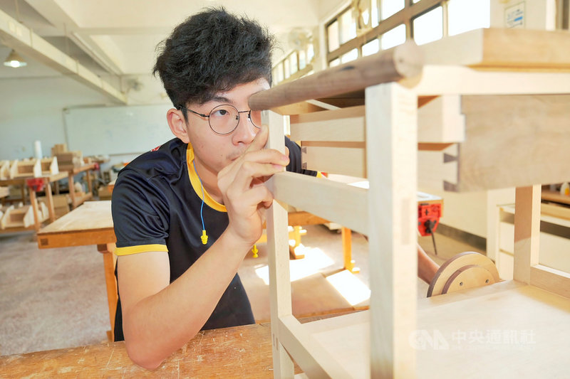 教育部主辦「110學年度全國高級中等學校工業類學生技藝競賽」,桃園市大溪區至善高中家具木工科學生林冠程拿下金手獎,為了精進自己的技藝,他每天放學後就留校練習直到晚間9時,遇到問題時,就透過不斷的練習與模擬,與老師同學討論找出解決的方法。中央社記者吳睿騏桃園攝 110年12月5日