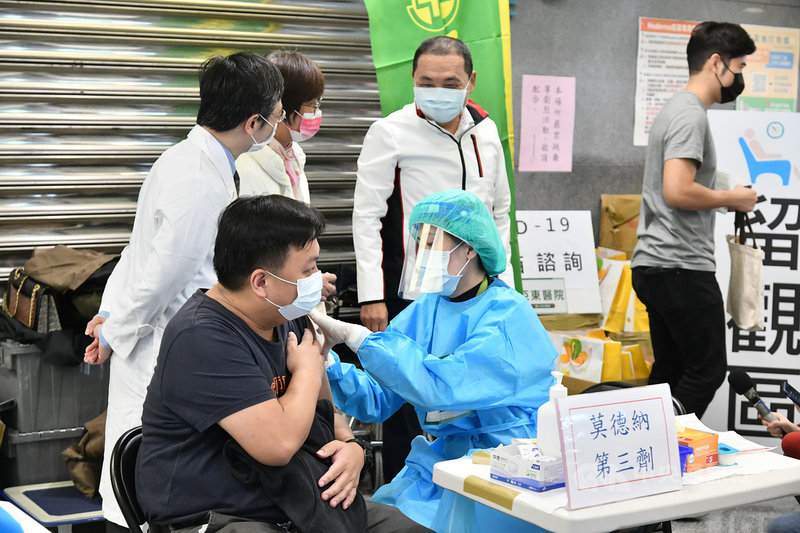 為提升COVID-19疫苗覆蓋率,新北市歡樂耶誕城活動期間,新北市政府在2樓西側公共迴廊設置疫苗接種站,提供週休假日疫苗施打,新北市長侯友宜(後中)5日前往關心民眾接種情況。中央社記者王鴻國攝 110年12月5日