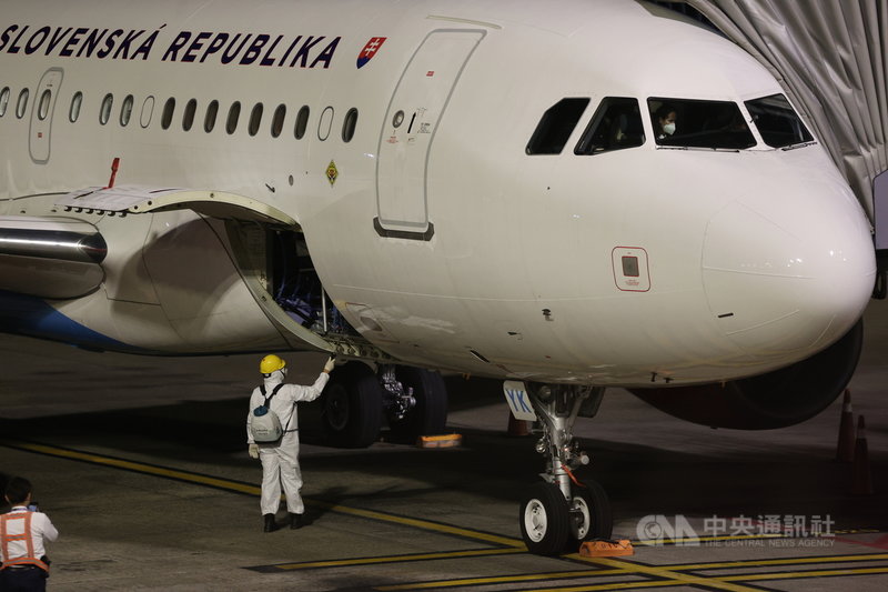 斯洛伐克經濟部次長佳雷克5日率團搭乘專機來台訪問,專機在下午5時38分抵達桃園國際機場,地勤人員在專機停妥後,上前進行行李貨艙的消毒作業。中央社記者吳睿騏桃園機場攝 110年12月5日