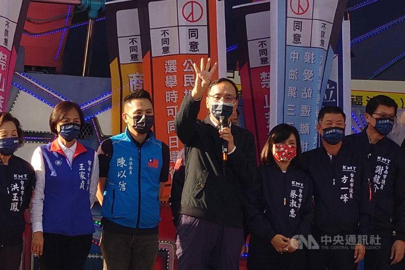 國民黨主席朱立倫(中)5日出席在台南市北區大觀音亭興濟宮舉辦的公投宣講活動,他希望認同4項公投案的民眾都能踴躍投票。中央社記者楊思瑞攝 110年12月5日