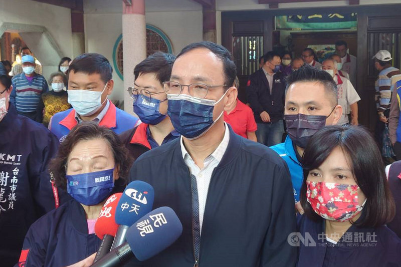 國民黨主席朱立倫(前中)5日出席在台南市北區大觀音亭興濟宮舉辦的公投宣講活動,接受媒體聯訪時表示,絕不容許萊豬影響台灣美食。中央社記者楊思瑞攝 110年12月5日