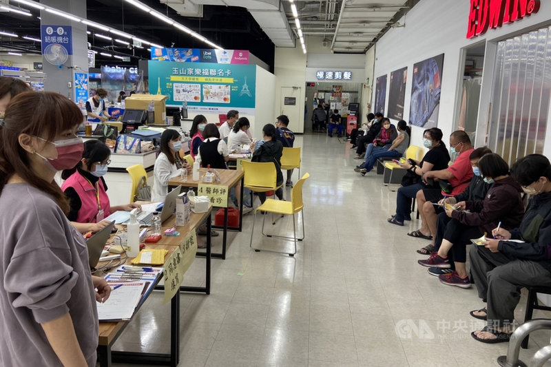 台南市政府4日、5日在4個地點提供COVID-19莫德納疫苗接種服務,6日起連續2天下午將在台南火車站、台南文化中心開放免預約接種莫德納疫苗。(台南市衛生局提供)中央社記者楊思瑞台南傳真 110年12月5日