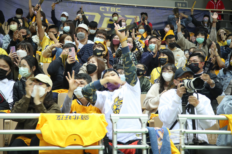 台灣職業籃球聯盟T1 League新北中信特攻週末在主場新莊體育館展開2連戰,5日迎戰高雄全家海神,吸引4632名球迷進場,為球隊加油打氣。中央社記者張新偉攝 110年12月5日