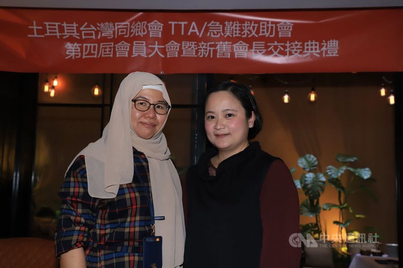 土耳其台灣同鄉會5日舉行會長交接典禮,原會長張家蘭(左)將會旗交給新會長翁珮菁(右),象徵會務交棒。中央社記者何宏儒伊斯坦堡攝 110年12月5日